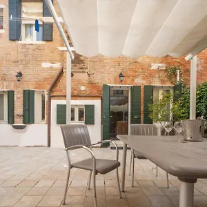 Apartment Luxury Garden Mansion R&r, Venice